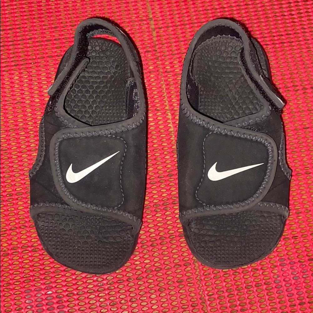 Nike Black Sandals Sleek Comfortable Design